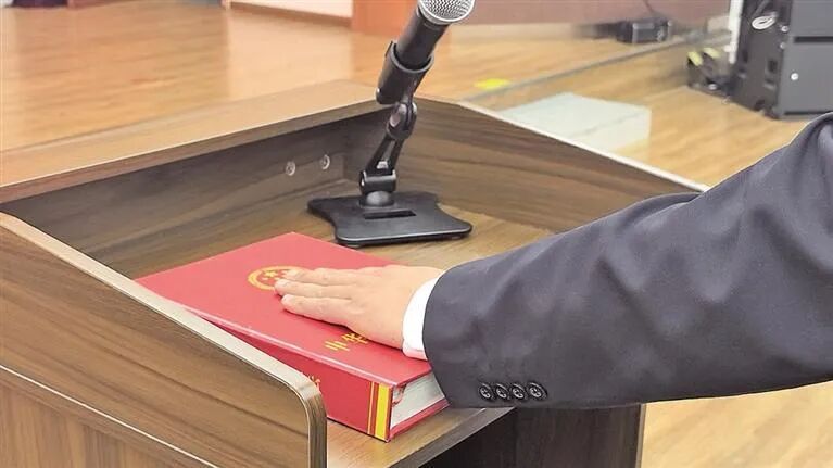 在忠诚履职中践行宪法誓言——青海省法检两院干警举行宪法宣誓仪式